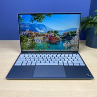 Dell XPS 13 9315 - Wydajność i styl w kompaktowej formie Szukasz laptopa, który łączy w sobie elegancki design, imponującą wydajność i komfort użytkowania? Dell XPS 13 9315 z procesorem Intel Core i7-1250U, 16 GB pamięci RAM, dyskiem SSD o pojemności 512 GB i kartą graficzną Intel Iris Xe to idealny wybór dla osób ceniących mobilność i wszechstronność.