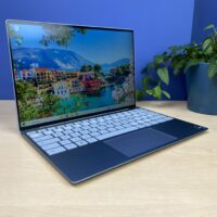 Dell XPS 13 9315 - Wydajność i styl w kompaktowej formie Szukasz laptopa, który łączy w sobie elegancki design, imponującą wydajność i komfort użytkowania? Dell XPS 13 9315 z procesorem Intel Core i7-1250U, 16 GB pamięci RAM, dyskiem SSD o pojemności 512 GB i kartą graficzną Intel Iris Xe to idealny wybór dla osób ceniących mobilność i wszechstronność.