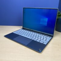 Dell XPS 13 9315 - Wydajność i styl w kompaktowej formie Szukasz laptopa, który łączy w sobie elegancki design, imponującą wydajność i komfort użytkowania? Dell XPS 13 9315 z procesorem Intel Core i7-1250U, 16 GB pamięci RAM, dyskiem SSD o pojemności 512 GB i kartą graficzną Intel Iris Xe to idealny wybór dla osób ceniących mobilność i wszechstronność.