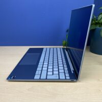 Dell XPS 13 9315 - Wydajność i styl w kompaktowej formie Szukasz laptopa, który łączy w sobie elegancki design, imponującą wydajność i komfort użytkowania? Dell XPS 13 9315 z procesorem Intel Core i7-1250U, 16 GB pamięci RAM, dyskiem SSD o pojemności 512 GB i kartą graficzną Intel Iris Xe to idealny wybór dla osób ceniących mobilność i wszechstronność.