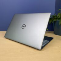 Dell XPS 13 9315 - Wydajność i styl w kompaktowej formie Szukasz laptopa, który łączy w sobie elegancki design, imponującą wydajność i komfort użytkowania? Dell XPS 13 9315 z procesorem Intel Core i7-1250U, 16 GB pamięci RAM, dyskiem SSD o pojemności 512 GB i kartą graficzną Intel Iris Xe to idealny wybór dla osób ceniących mobilność i wszechstronność.