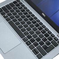 Dell Latitude 5330 – klawiatura i touchpad Dell Latitude 5330 zbliżenie na wyspową klawiaturę i touchpad