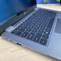 Laptop Biznesowy Dell Latitude 5330 - Wydajność i Elegancja w Jednym! Szukasz laptopa, który sprosta wyzwaniom biznesu? Wybierz Dell Latitude 2w1 5330 - potężny model z procesorem Intel Core i5-1245U i 8 GB RAM, który zapewni Ci płynną pracę nawet z najbardziej wymagającymi programami.