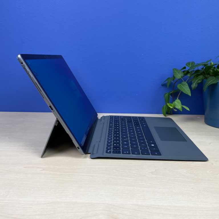 Dell latitude 7320 Dell Latitude 7320 - Wydajność i mobilność w jednym! Pracuj wydajnie i komfortowo gdziekolwiek jesteś z laptopem Dell Latitude 7320. Ten smukły i lekki notebook został zaprojektowany z myślą o mobilnych profesjonalistach, którzy potrzebują niezawodnego urządzenia do pracy w podróży.