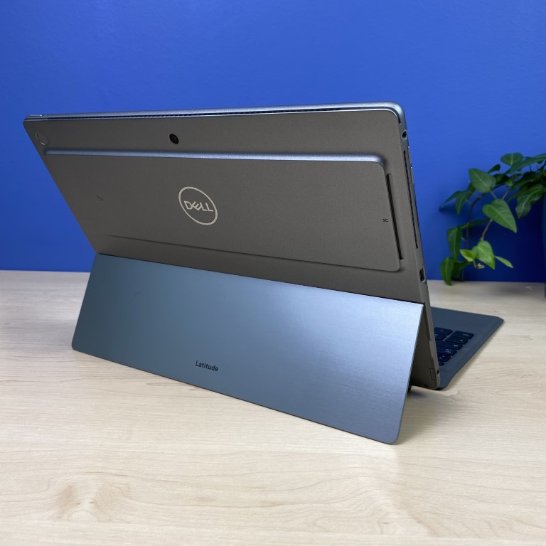 Dell latitude 7320 Dell Latitude 7320 - Wydajność i mobilność w jednym! Pracuj wydajnie i komfortowo gdziekolwiek jesteś z laptopem Dell Latitude 7320. Ten smukły i lekki notebook został zaprojektowany z myślą o mobilnych profesjonalistach, którzy potrzebują niezawodnego urządzenia do pracy w podróży.