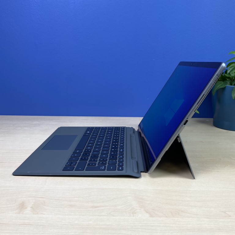 Dell latitude 7320 Dell Latitude 7320 - Wydajność i mobilność w jednym! Pracuj wydajnie i komfortowo gdziekolwiek jesteś z laptopem Dell Latitude 7320. Ten smukły i lekki notebook został zaprojektowany z myślą o mobilnych profesjonalistach, którzy potrzebują niezawodnego urządzenia do pracy w podróży.