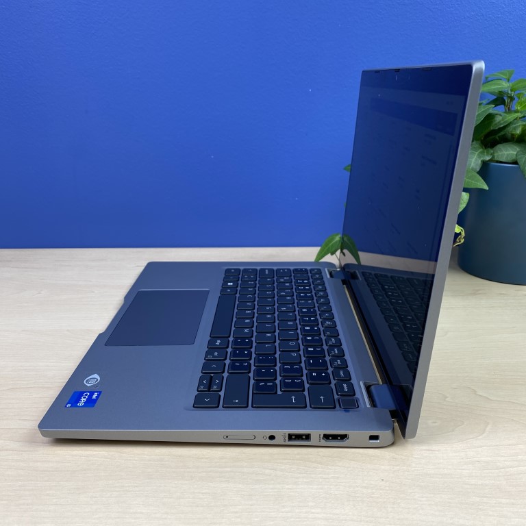 Laptop Biznesowy Dell Latitude 5330 - Wydajność i Elegancja w Jednym! Szukasz laptopa, który sprosta wyzwaniom biznesu? Wybierz Dell Latitude 2w1 5330 - potężny model z procesorem Intel Core i5-1245U i 8 GB RAM, który zapewni Ci płynną pracę nawet z najbardziej wymagającymi programami.