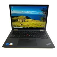 ThinkPad X13 Yoga G1 to wszechstronny laptop konwertowalny, idealny dla profesjonalistów potrzebujących elastycznego narzędzia pracy. Wyposażony w procesor Intel Core i5-10310U, 16GB pamięci RAM oraz 512GB dysk SSD, ten laptop oferuje imponującą wydajność w kompaktowej formie. Zintegrowana karta graficzna Intel UHD zapewnia doskonałą jakość obrazu na 13,3-calowym ekranie Full HD, który można przekształcić w tablet lub używać w trybie namiotowym.