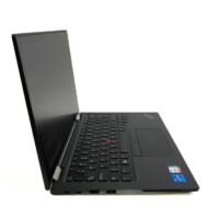 ThinkPad X13 Yoga G1 to wszechstronny laptop konwertowalny, idealny dla profesjonalistów potrzebujących elastycznego narzędzia pracy. Wyposażony w procesor Intel Core i5-10310U, 16GB pamięci RAM oraz 512GB dysk SSD, ten laptop oferuje imponującą wydajność w kompaktowej formie. Zintegrowana karta graficzna Intel UHD zapewnia doskonałą jakość obrazu na 13,3-calowym ekranie Full HD, który można przekształcić w tablet lub używać w trybie namiotowym.