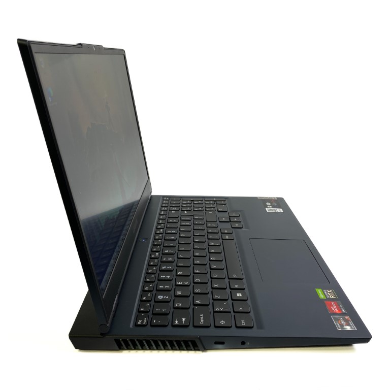 IMG_2507 Lenovo Legion 5: Potężna Wydajność dla Prawdziwych Graczy Laptop Lenovo Legion 5 to komputer stworzony z myślą o pasjonatach gier, którzy cenią sobie wysoką wydajność i płynne doznania gamingowe. Wyposażony w procesor AMD Ryzen 5 5600H, 16GB pamięci RAM, oraz 512GB dysk SSD, ten laptop zapewnia imponującą wydajność w każdej sytuacji. Zintegrowana karta graficzna NVIDIA GeForce RTX 3060 gwarantuje doskonałą jakość grafiki na 15,6-calowym ekranie.
