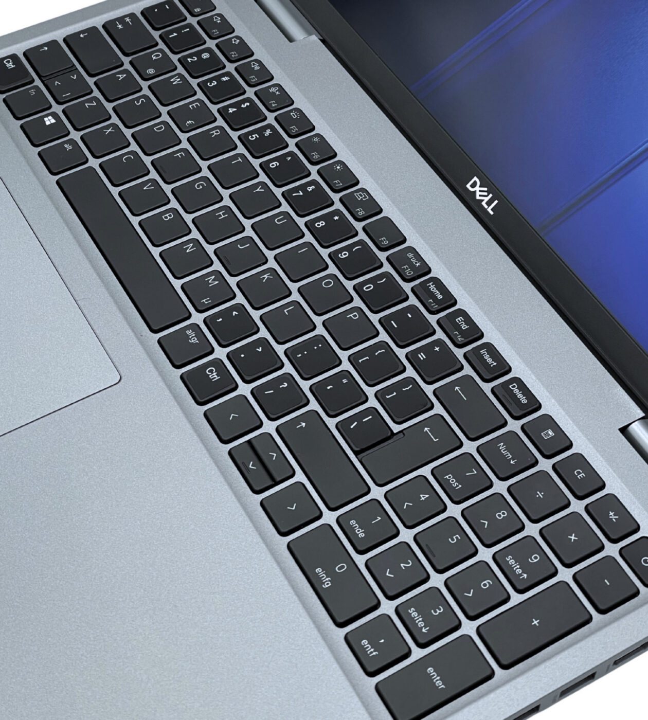 Dell Latitude 5520 zbliżenie z góry na pełnowymiarową klawiaturę numeryczną i duży touchpad