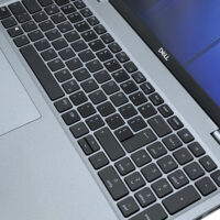 Dell Latitude 5520 zbliżenie z góry na pełnowymiarową klawiaturę numeryczną i duży touchpad