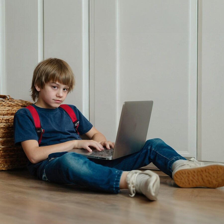 Dzieci i technologie w erze wszechobecnego Internetu