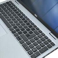 Dell Latitude 5540 – klawiatura i touchpad Dell Latitude 5540 widok z góry na klawiaturę QWERTY US z blokiem numerycznym