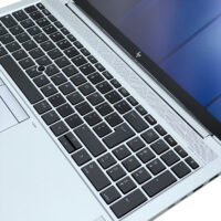 HP EliteBook 850 G7 zbliżenie na pełną klawiaturę z blokiem numerycznym i duży gładzik