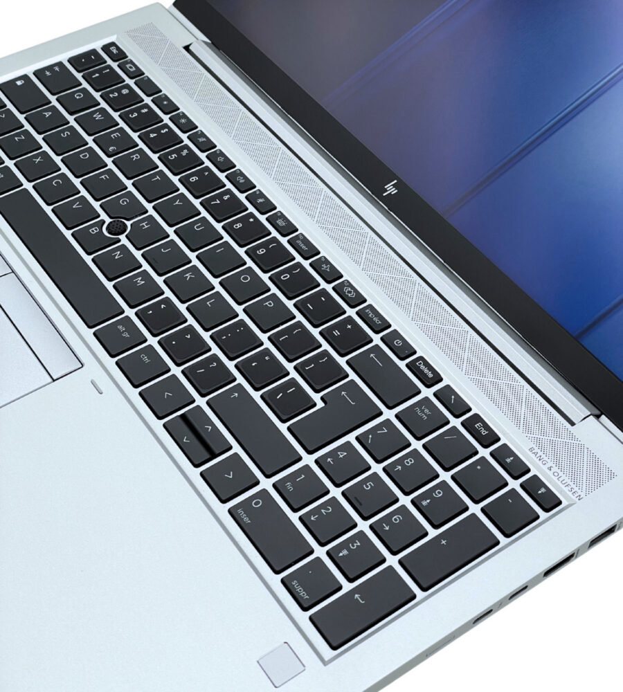 HP EliteBook 850 G7 zbliżenie na pełną klawiaturę z blokiem numerycznym i duży gładzik