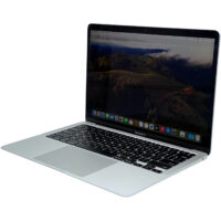 Apple MacBook Air 13 A2337 – prawy bok pod kątem Apple MacBook Air 13 A2337 widok z prawej strony pod kątem z gniazdem audio