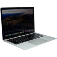 Apple MacBook Air 13 A2337 – lewy bok pod kątem Apple MacBook Air 13 A2337 widok z lewej strony pod kątem z portami Thunderbolt