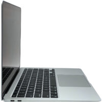 Apple MacBook Air 13 A2337 – lewa strona porty komunikacyjne Apple MacBook Air 13 A2337 profil z lewej strony zbliżenie na porty