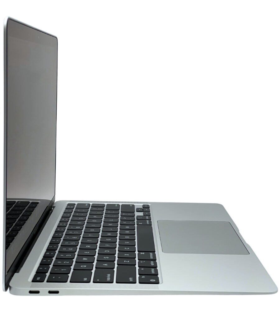 Apple MacBook Air 13 A2337 – lewa strona porty komunikacyjne Apple MacBook Air 13 A2337 profil z lewej strony zbliżenie na porty