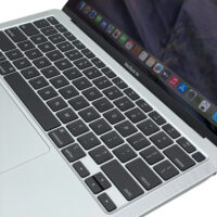 Apple MacBook Air 13 A2337 – klawiatura i trackpad Apple MacBook Air 13 A2337 widok z góry na klawiaturę ANSI i gładzik