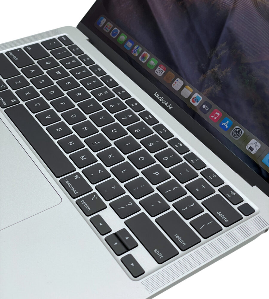 Apple MacBook Air 13 A2337 – klawiatura i trackpad Apple MacBook Air 13 A2337 widok z góry na klawiaturę ANSI i gładzik