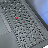 Lenovo ThinkPad T14 G3 – widok na klawiaturę Laptop Lenovo ThinkPad T14 G3 widok na klawiaturę QWERTY US Trackpoint i gładzik