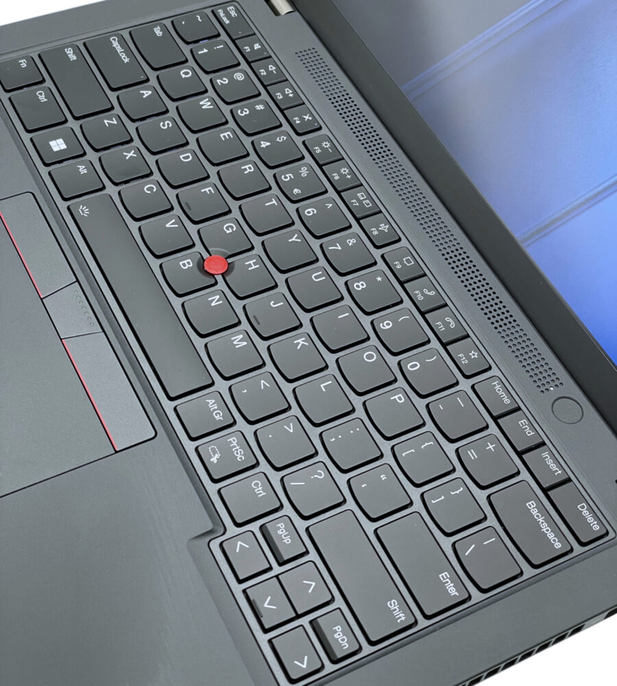 Lenovo ThinkPad T14 G3 – widok na klawiaturę Laptop Lenovo ThinkPad T14 G3 widok na klawiaturę QWERTY US Trackpoint i gładzik