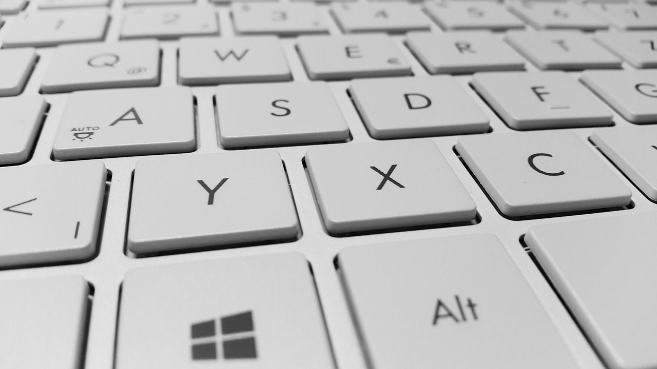klawiatura oklejona w laptopie