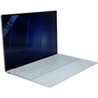 Dell XPS 13 9320 widok z lewej strony pod kątem z portem Thunderbolt