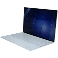Dell XPS 13 9320 widok z prawej strony pod kątem z minimalistycznymi złączami