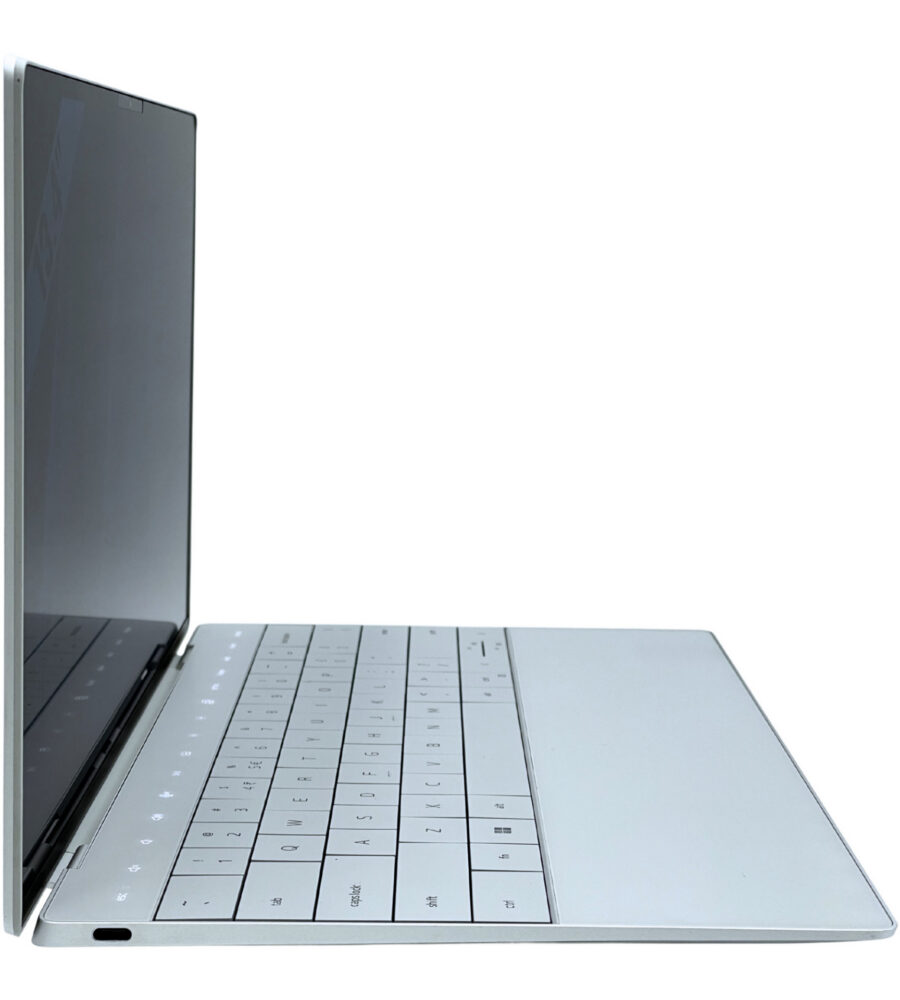 Dell XPS 13 9320 profil lewej strony obudowy i złącze USB-C Thunderbolt