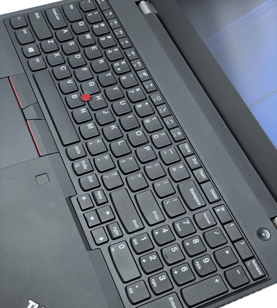 Lenovo ThinkPad T15 Gen 1 widok na klawiaturę