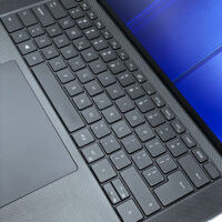 Dell Precision 5550 zbliżenie na podświetlaną klawiaturę i touchpad z włókna węglowego