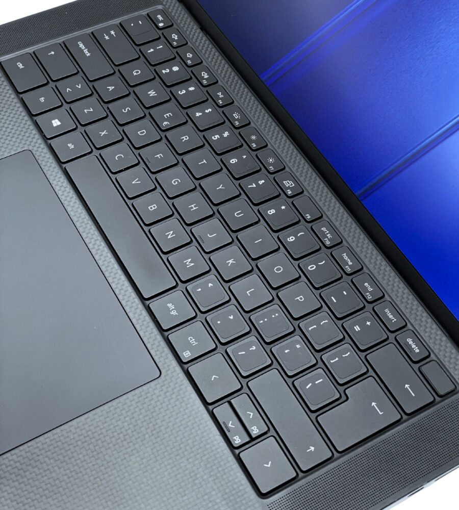 Dell Precision 5550 zbliżenie na podświetlaną klawiaturę i touchpad z włókna węglowego
