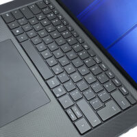 Dell Precision 5560 – układ klawiatury i touchpad Dell Precision 5560 zbliżenie na podświetlaną klawiaturę i duży touchpad karbonowy