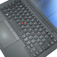 Lenovo ThinkPad T14 Gen 4 zbliżenie na ergonomiczną klawiaturę z TrackPointem