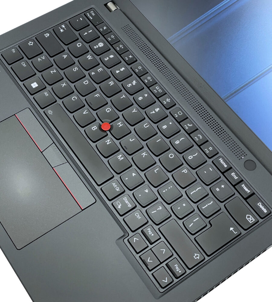 Lenovo ThinkPad T14 Gen 4 zbliżenie na ergonomiczną klawiaturę z TrackPointem