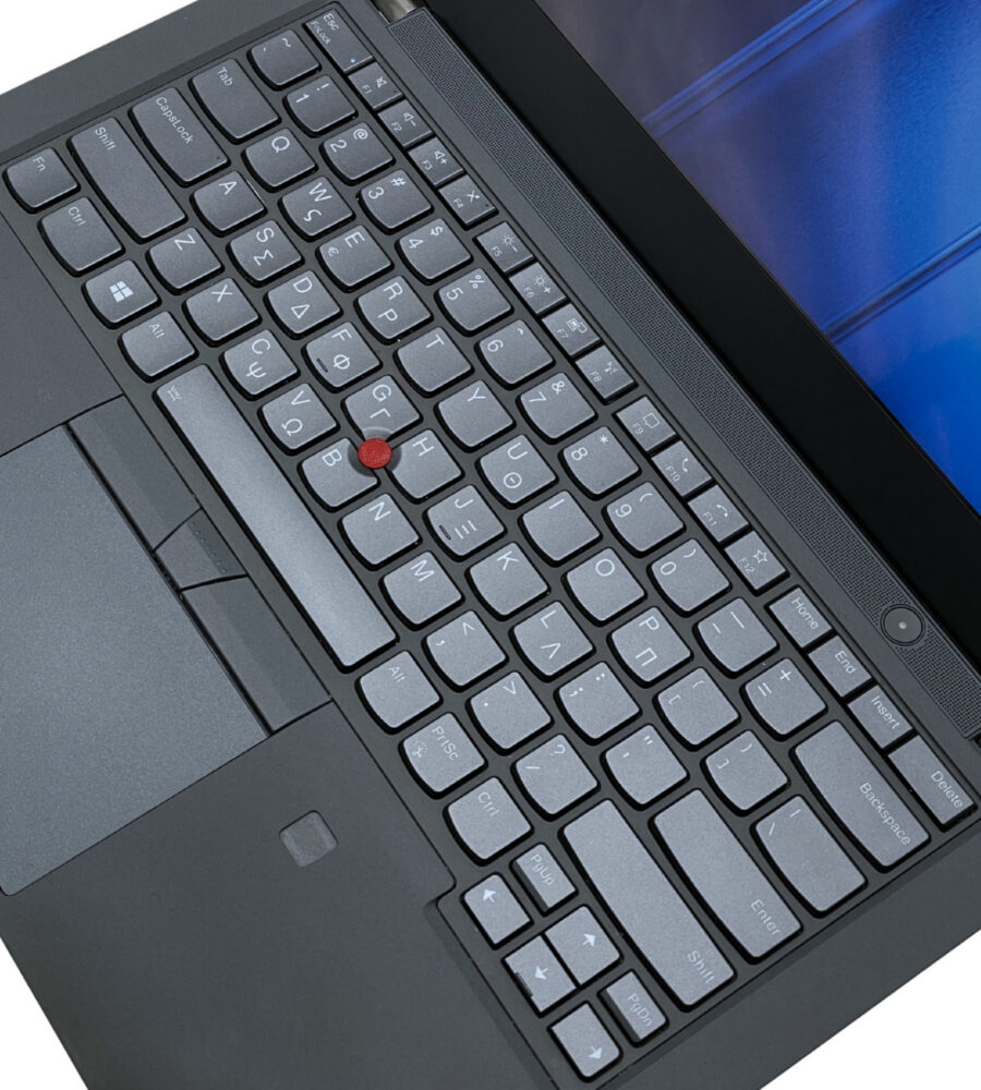 Lenovo ThinkPad T14 G2 – układ klawiatury i gładzik Lenovo ThinkPad T14 G2 zbliżenie na klawiaturę z czerwonym TrackPointem i touchpad