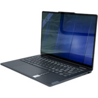 Lenovo Yoga 7 2w1 14AHP9 – prawy bok pod kątem. Lenovo Yoga 7 2w1 14AHP9 widok z prawej strony pod kątem z portami i włącznikiem.