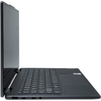 Lenovo Yoga 7 2w1 14AHP9 – lewy profil laptopa. Lenovo Yoga 7 2w1 14AHP9 widok bezpośrednio na lewy bok z profilu z portami USB-C i HDMI.