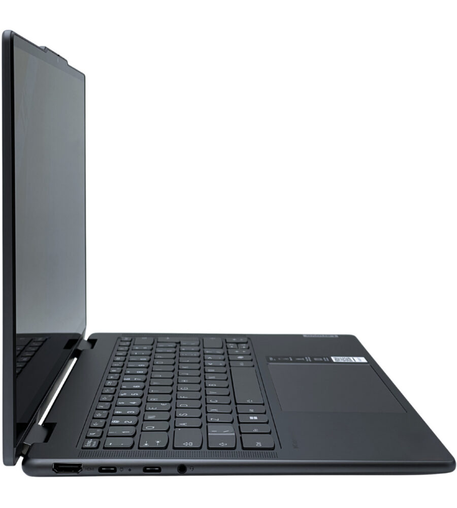 Lenovo Yoga 7 2w1 14AHP9 – lewy profil laptopa. Lenovo Yoga 7 2w1 14AHP9 widok bezpośrednio na lewy bok z profilu z portami USB-C i HDMI.