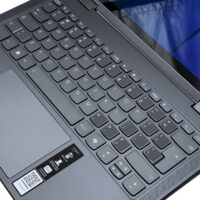 Lenovo Yoga 7 2w1 14AHP9 – ergonomiczna klawiatura. Lenovo Yoga 7 2w1 14AHP9 zbliżenie na klawiaturę, touchpad i przestrzeń roboczą.