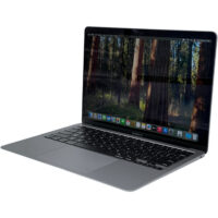 Apple MacBook Air 13 A2337 – prawy bok pod kątem. Apple MacBook Air 13 A2337 widok z prawej strony pod kątem z gniazdem audio.
