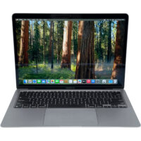 Apple MacBook Air 13 A2337 – widok od przodu. Apple MacBook Air 13 A2337 widok główny od przodu z otwartą klapą.