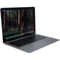 Apple MacBook Air 13 A2337 – lewy bok pod kątem. Apple MacBook Air 13 A2337 widok z lewej strony pod kątem z portami Thunderbolt.