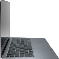 Apple MacBook Air 13 A2337 – lewy profil złącza. Apple MacBook Air 13 A2337 widok z lewej strony z portami komunikacyjnymi USB-C.