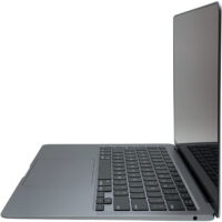 Apple MacBook Air 13 A2337 – prawy profil urządzenia. Apple MacBook Air 13 A2337 widok z prawej strony z gniazdem słuchawkowym mini-jack.