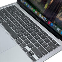 Apple MacBook Air 13 A2337 – klawiatura ANSI i touchpad. Apple MacBook Air 13 A2337 widok na klawiaturę Magic Keyboard ANSI i duży gładzik Force Touch.