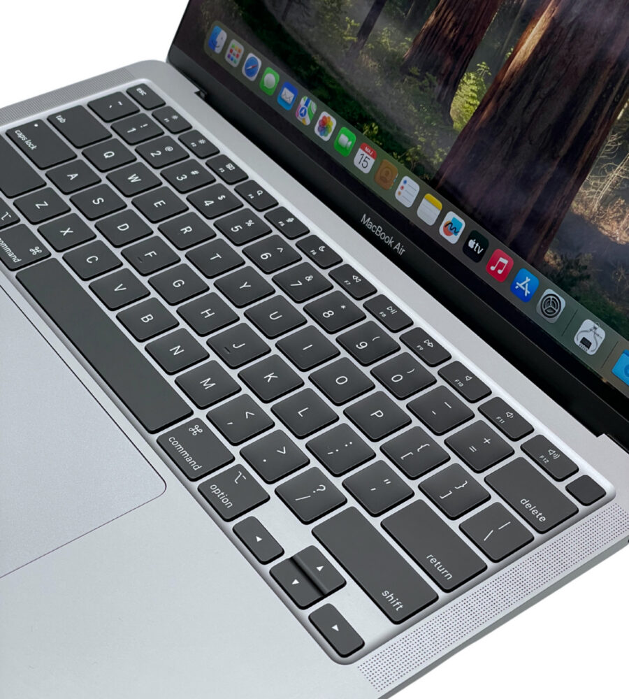 Apple MacBook Air 13 A2337 – klawiatura ANSI i touchpad. Apple MacBook Air 13 A2337 widok na klawiaturę Magic Keyboard ANSI i duży gładzik Force Touch.